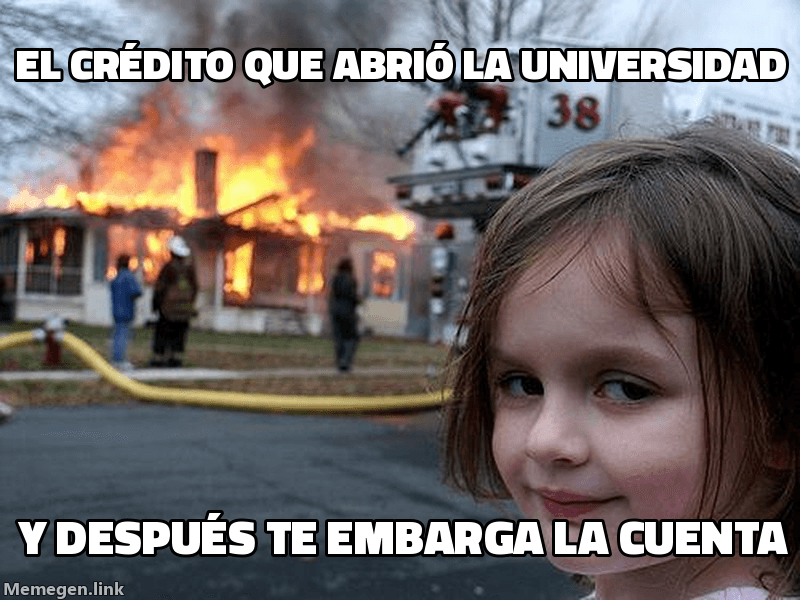 Meme Disaster Girl: 'El crédito que abrió la universidad' / 'y después te embarga la cuenta'