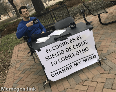Meme de cartel 'cámbiame la opinión' con la frase: el cobre es el sueldo de Chile, lo cobra otro.