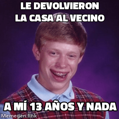 Bad Luck Brian, el de la mala suerte: arriba 'Le devolvieron la casa al vecino', abajo 'a mí 13 años y nada'.