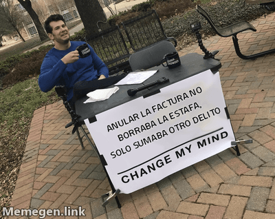 Plantilla Change My Mind: un hombre sentado en una mesa con un cartel. El cartel dice: Anular la factura no borraba la estafa, solo sumaba otro delito.