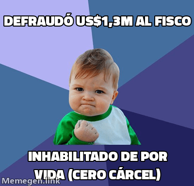 Meme del niño del puño cerrado celebrando: arriba 'Defraudó US$1,3M al fisco', abajo 'inhabilitado de por vida (cero cárcel)', como si la inhabilitación fuera todo un logro.