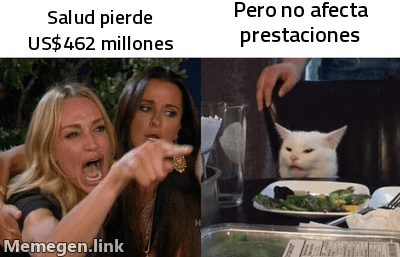 Meme de la mujer gritando frente al gato: la ciudadana indignada porque Salud pierde 462 millones de dolares; el gato responde con calma que no afecta las prestaciones.