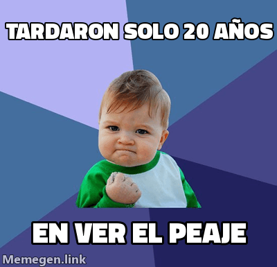Meme Success Kid: bebé con puño cerrado y gesto de triunfo, con el texto 'Tardaron solo 20 años en ver el peaje'.